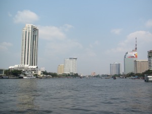 Hotéis junto ao rio em Bangkok: no primeiro plano, à esquerda, o The Peninsula, ao fundo, o Hilton