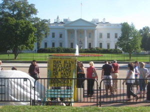 Protestos em frente à Casa Branca, na fachada voltada para a Lafayette Sq