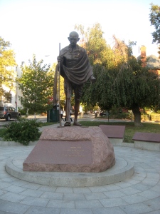 Estátua de Gandhi na frente da Embaixada da Índia, região do Dupont Circle